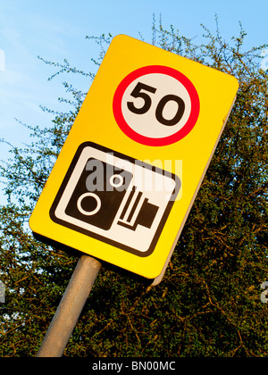 Autovelox in segno di avvertimento e 50km/h il limite massimo di velocità avviso su una strada britannico Foto Stock