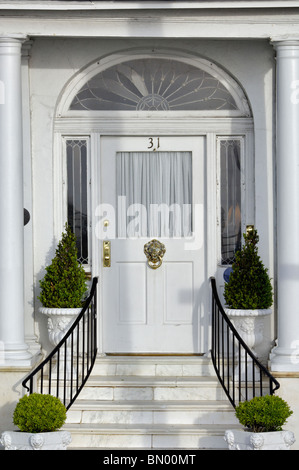 Sportello anteriore a casa su East Bay Street a Charleston, Carolina del Sud Foto Stock