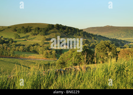 Simon del posto di guida e Wharfedale vicino Burnsall, nel Yorkshire Dales National Park, North Yorkshire, Inghilterra Foto Stock