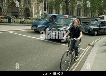 Una strada trafficata con il Westminster Abbey sul retro Foto Stock