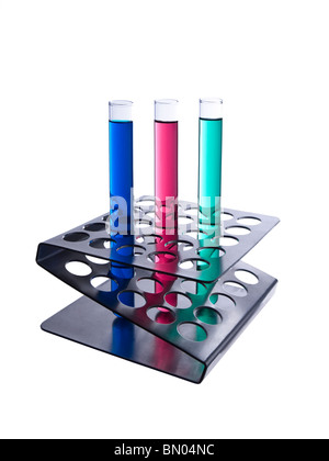 Tre provette riempite con liquidi colorati su una rastrelliera metallica. Isolato su bianco. Foto Stock
