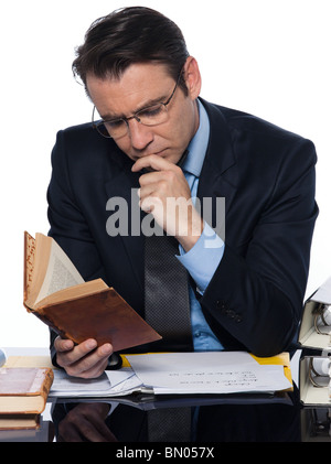 L'uomo caucasico professore insegnante lettura concentrata studio isolato su sfondo bianco Foto Stock