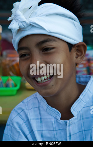 Indossare abbigliamento tradizionale e cappelli è la regola piuttosto che l'eccezione di Bali soprattutto a festivalls. Foto Stock