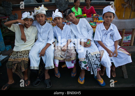 Indossare abbigliamento tradizionale e cappelli è la regola piuttosto che l'eccezione di Bali vero soprattutto in occasione di festival. Foto Stock