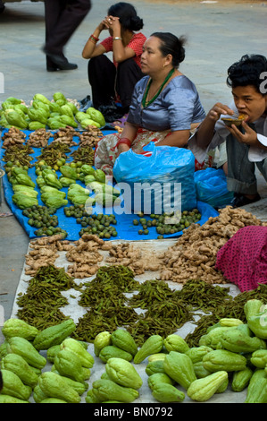 Strada del mercato rivenditori di verdura in Kathmandu, Nepal. Foto Stock