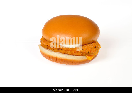 Filetto di pesce in sandwich con salsa tartara e formaggio in una focaccia di pane su uno sfondo bianco. Foto Stock