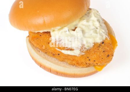 Filetto di pesce in sandwich con salsa tartara e formaggio su un panino aperto su uno sfondo bianco tagliato fuori. Foto Stock
