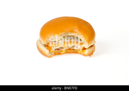Il filetto di pesce in Sandwich bun con un boccone fuori di esso su sfondo bianco, tagliato fuori. Foto Stock