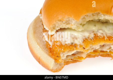 Filetto di pesce in sandwich con formaggio e salsa tartara di bun con un morso prelevato su sfondo bianco. Foto Stock