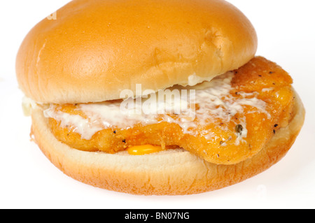 Filetto di pesce in sandwich con salsa tartara e formaggio su un panino su sfondo bianco. Foto Stock