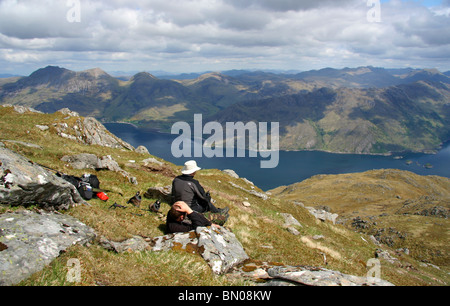 La vista dalla Ladhar Bheinn in Knoydart cercando sul Loch Hourn verso Arnisdale Foto Stock