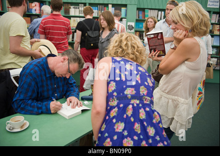 Mark Kermode firma libro in cui gli autori incontrano i loro fan a Hay Festival 2010 Hay on Wye Powys Wales UK Foto Stock