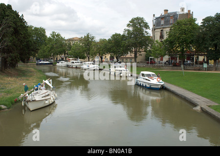 Imbarcazioni da fiume sul Canal du midi in Carcassonne Foto Stock