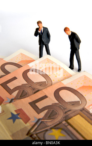 Imprenditori, figurine, e le banconote in euro - denaro / Business / finanza / concetto di investimento Foto Stock