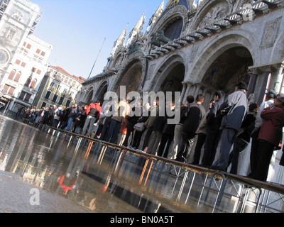 Acqua Alta hgh allagamenti in Piazza San Marco. Foto Stock
