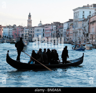 Gondola sul Canal grande a Venezia, Italia al crepuscolo in inverno, anni '1980 Foto Stock