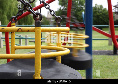 Vuoto oscilla in un bambino giochi, movimento su uno swing Foto Stock