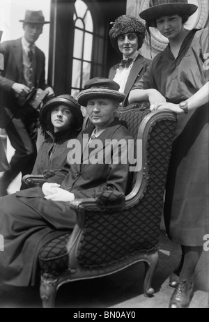 Foto d'epoca (1921), il fisico + farmacia Marie Curie (1867 - 1934) - vincitore di due premi Nobel - con le figlie Irene + Eve. Foto Stock