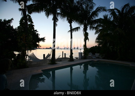 Vista dalla casa sulla piscina dello skyline di Miami al crepuscolo Foto Stock