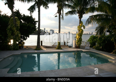 Vista dalla casa sulla piscina dello skyline di Miami al crepuscolo Foto Stock