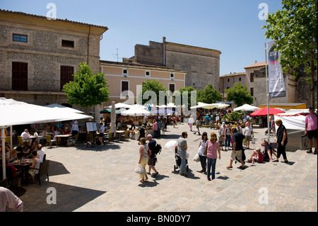 Vista della domenica street market di Pollenca vecchia città nel nord di Mallorca, occupato con tourist shopping e le passeggiate Foto Stock