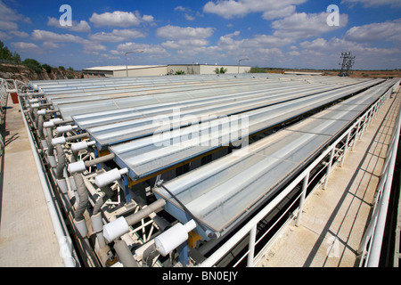 Israele, Bet Shemesh, Solel Industries è un produttore di collettori solari per campi solari nel mondo. Foto Stock