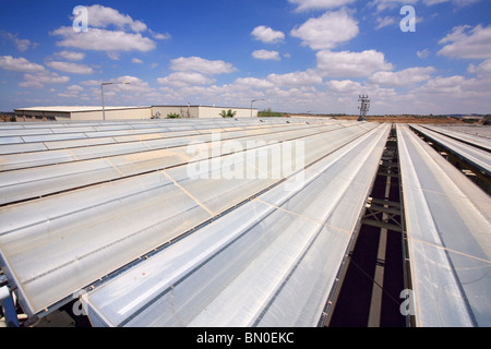 Israele, Bet Shemesh, Solel Industries è un produttore di collettori solari per campi solari nel mondo. Foto Stock