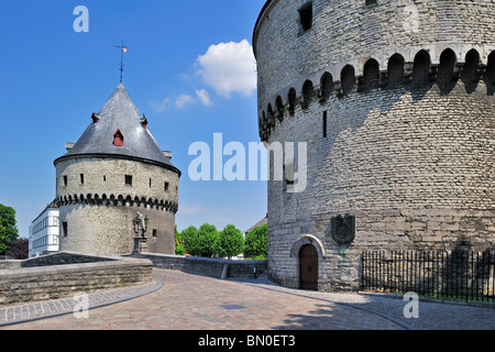 Le Torri Broel e il ponte sul fiume Lys a Kortrijk, Belgio Foto Stock