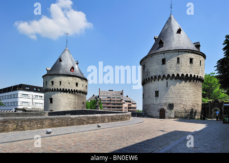 Le Torri Broel e il ponte sul fiume Lys a Kortrijk, Belgio Foto Stock
