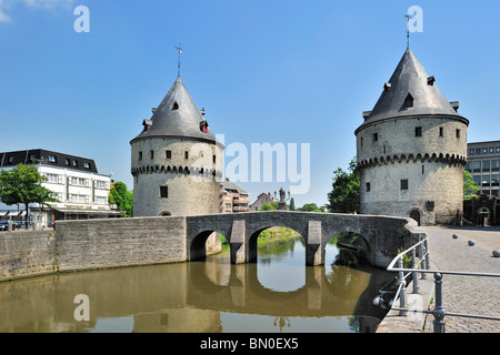 Le Torri Broel e il ponte sul fiume Lys a Kortrijk, Belgio Foto Stock