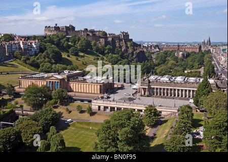 I giardini di Princes Street di Edimburgo guardando ad ovest dal monumento di Scott con il castello e le Gallerie Nazionali di Scozia Foto Stock