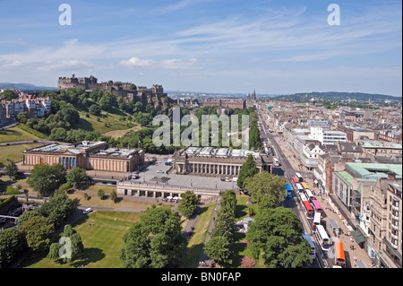 Princes Street & Giardini in Edinburgh guardando ad ovest dal monumento di Scott con il castello e le Gallerie Nazionali di Scozia Foto Stock