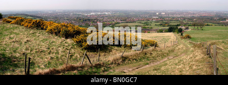 Inghilterra, Cheshire, Stockport, Werneth Ridge che si affaccia su Hyde e Stockport Foto Stock