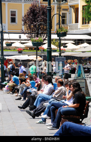 ISTANBUL, Turchia. Una soleggiata Domenica mattina sul lungomare a Ortakoy sulla riva europea del Bosforo. 2009. Foto Stock