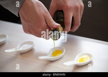 Campioni di olio d'oliva per una degustazione Foto Stock