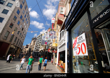 ISTANBUL, Turchia. La via dei negozi di Istiklal Caddesi nel quartiere di Beyoglu. 2009. Foto Stock