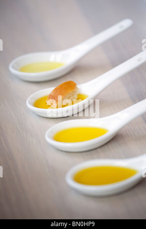 Campioni di olio d'oliva per una degustazione Foto Stock