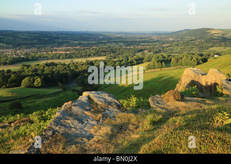 Uno sperone roccioso su Burley Moor (che confina con Ilkley Moor), con una vista di Lower Wharfedale nel West Yorkshire, Inghilterra. Foto Stock