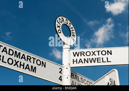 Fiveways cartello fuori del villaggio di Shutford in Oxfordshire campagna. Regno Unito. Oxfordshire villaggi segno direzionale post Foto Stock