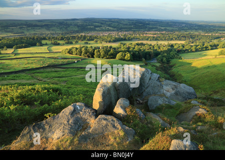 Uno sperone roccioso su Burley Moor (che confina con Ilkley Moor), con una vista di Lower Wharfedale nel West Yorkshire, Inghilterra. Foto Stock