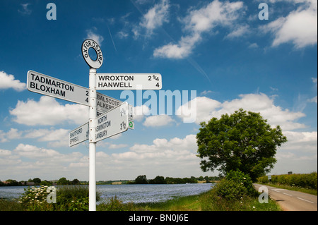 Fiveways cartello fuori del villaggio di Shutford in Oxfordshire campagna. Regno Unito. Oxfordshire villaggi segno direzionale post Foto Stock