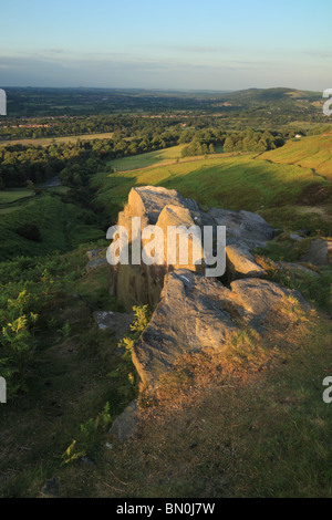 Uno sperone roccioso su Burley Moor (che confina con Ilkley Moor), con una vista di Lower Wharfedale nel West Yorkshire, Inghilterra. Foto Stock