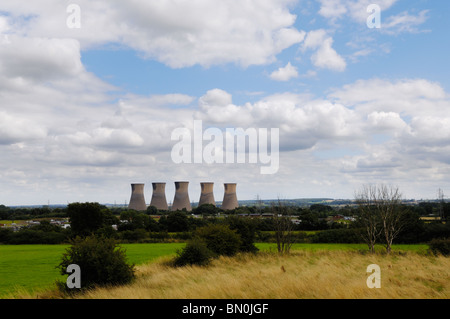 I restanti cinque torri di raffreddamento del vecchio Willington power station, Derbyshire, in Inghilterra. Foto Stock