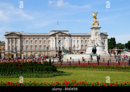 Buckingham Palace e il Monumento Victoria, Londra, Inghilterra, Regno Unito Foto Stock