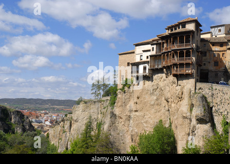 Casas Colgadas con la parte moderna della città sullo sfondo, Cuenca, Provincia Cuenca, Castilla la Mancha, in Spagna Foto Stock