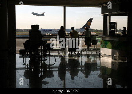 Viaggiatori' sagome, Frankfurt am Main, Germania Foto Stock