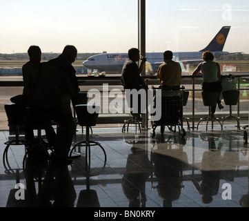 Viaggiatori' sagome, Frankfurt am Main, Germania Foto Stock