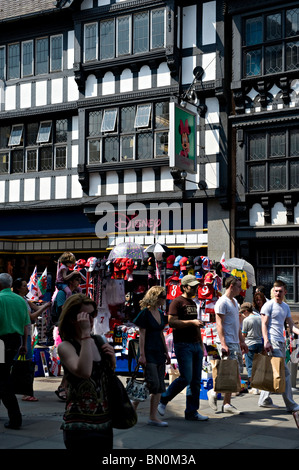 Gli amanti dello shopping in Eastgate Street, Chester Foto Stock