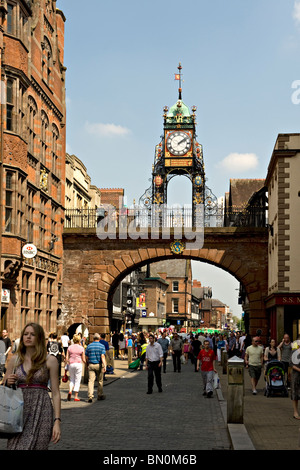 Eastgate Street, con l'Eastgate Clock, Chester, Cheshire, Regno Unito Foto Stock