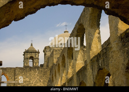 Archi nella missione di San Jose Foto Stock